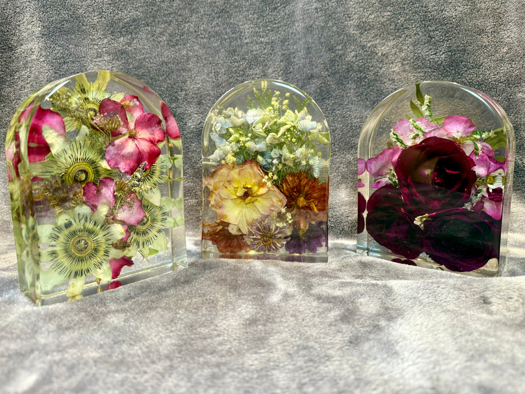 Transparent resin blocks with preserved flowers